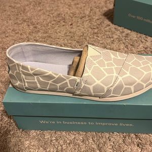 Grey Savanna Giraffe Print Toms